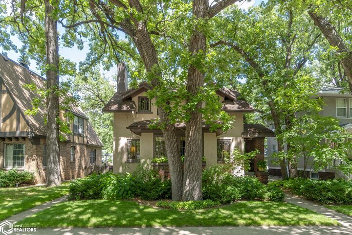 Property Photo: 84 Linden Drive IA 50401