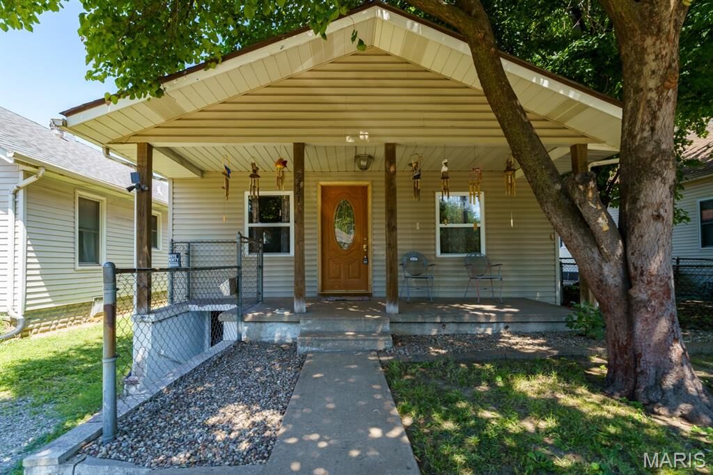 Property Photo:  2221 Lee Avenue  IL 62040 