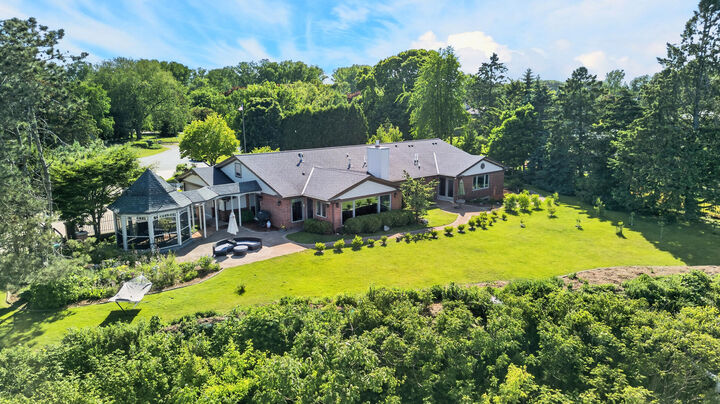 Property Photo:  620 Oak Tree Rd  WI 53083 