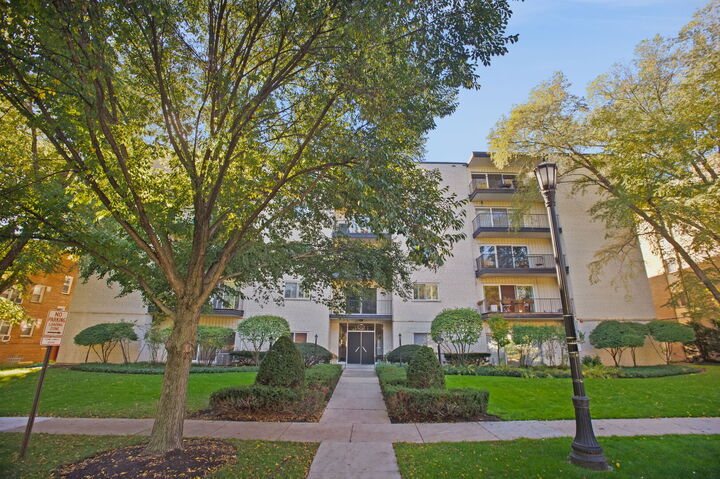 Property Photo:  820 Oakton Street 2A  IL 60202 