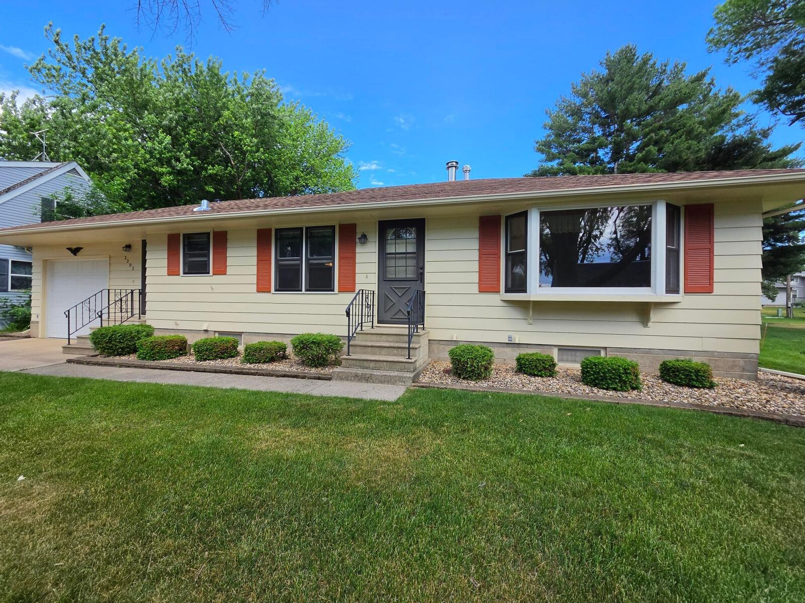 Property Photo:  2202 Windsor Road  MN 56007 