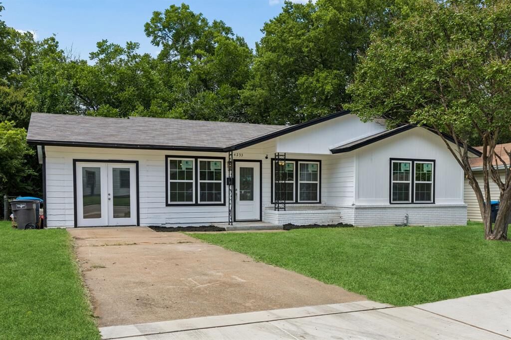Property Photo: 4233 Quails Lane TX 76119