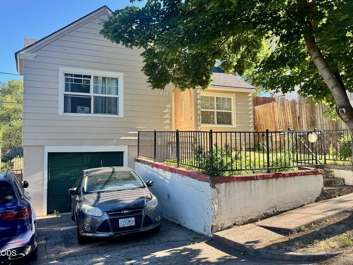 Property Photo: 636 Roseway Drive OR 97601