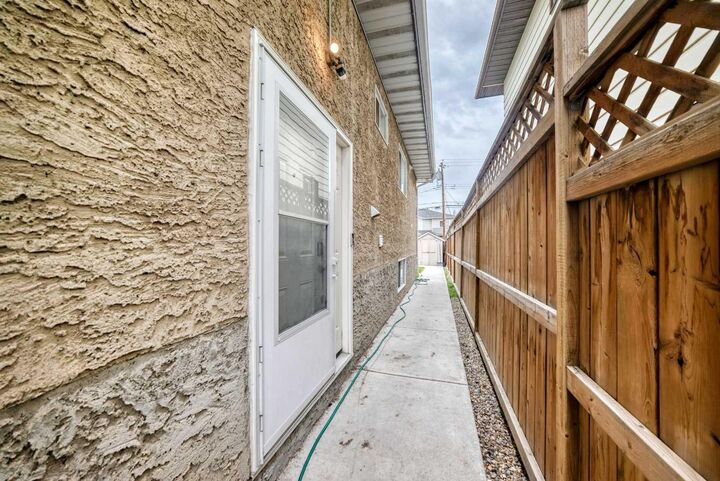 Property Photo:  72 Street Street NW 4331  AB T3B 2L1 