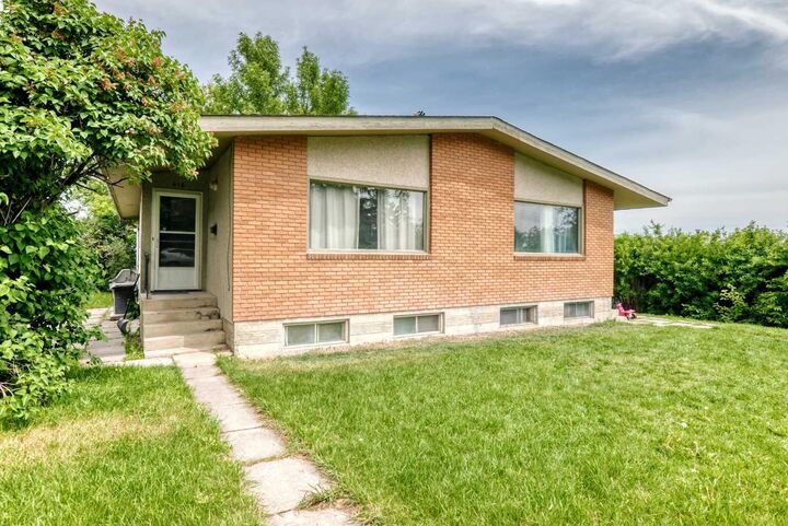 Property Photo: 416/418 33 Avenue NE AB T2E 2J1