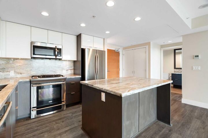 Property Photo: 519 Riverfront Avenue SE 1004 AB T2G 1K6