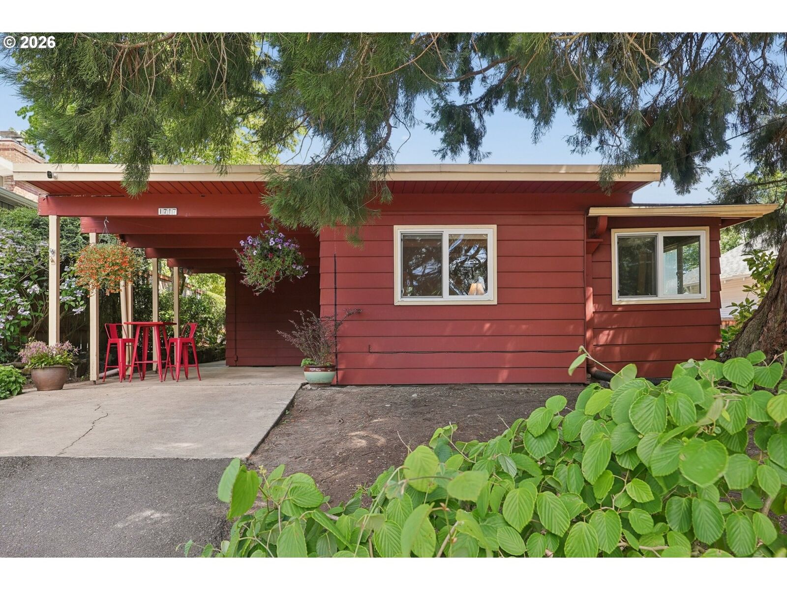 Property Photo: 1717 SW Canby St OR 97219