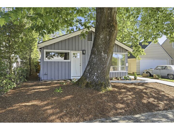 Property Photo:  5224 SE Ramona St  OR 97206 