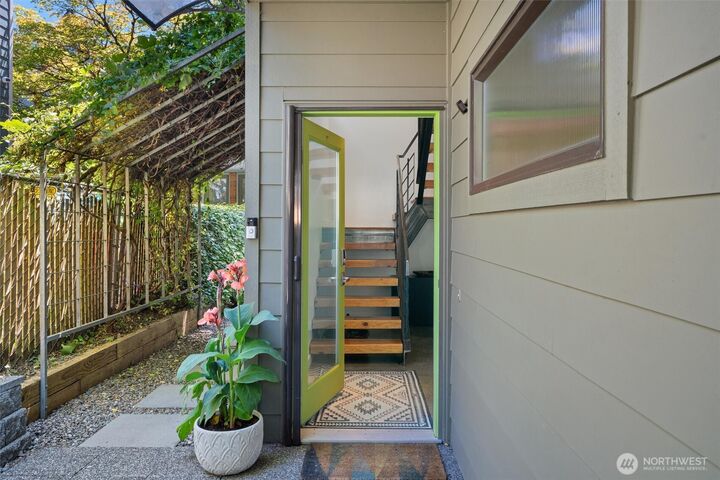 Property Photo:  1421 E Denny  W  WA 98122 