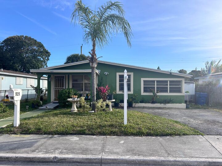 Property Photo: 925 W 3rd Street FL 33404