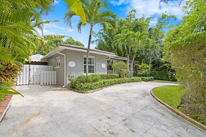 Property Photo: 733 Sunset Road FL 33401