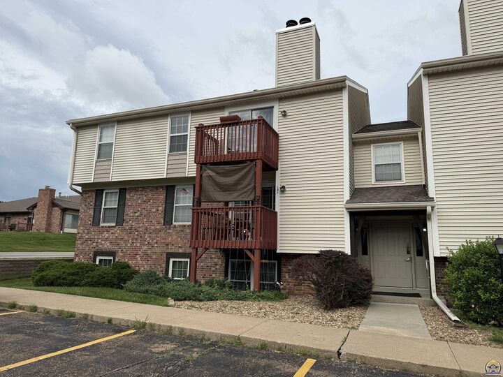 Property Photo:  2925 SW Maupin Ln Apt. 201  KS 66614 