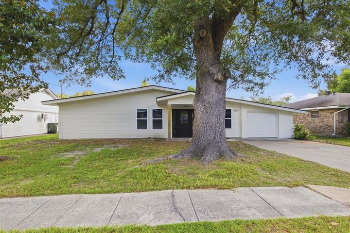 Property Photo:  901 Cherryhill Street  LA 70607-0000 