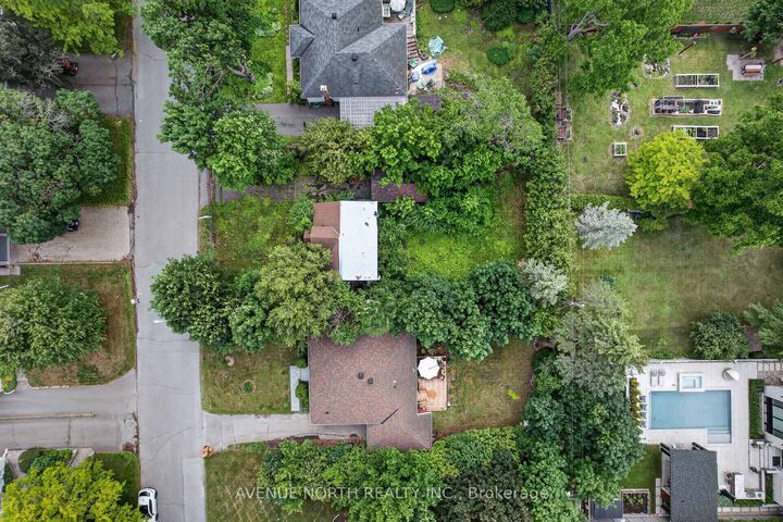 Property Photo: 305 Mountbatten Avenue ON K1H 5W2