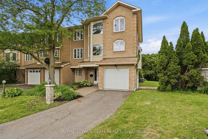 Property Photo: 18 Arbordale Crescent ON K2G 5C6