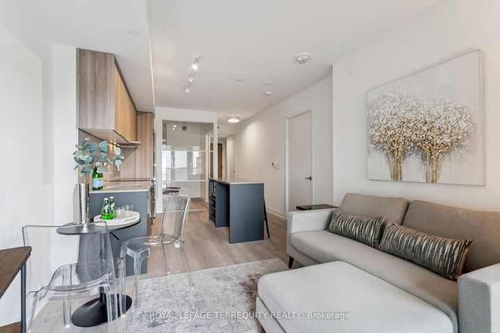 8 Tippett Road 809 — photo 1