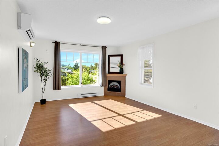 Property Photo: 80 Fifth St #7 BC V9R 1N1