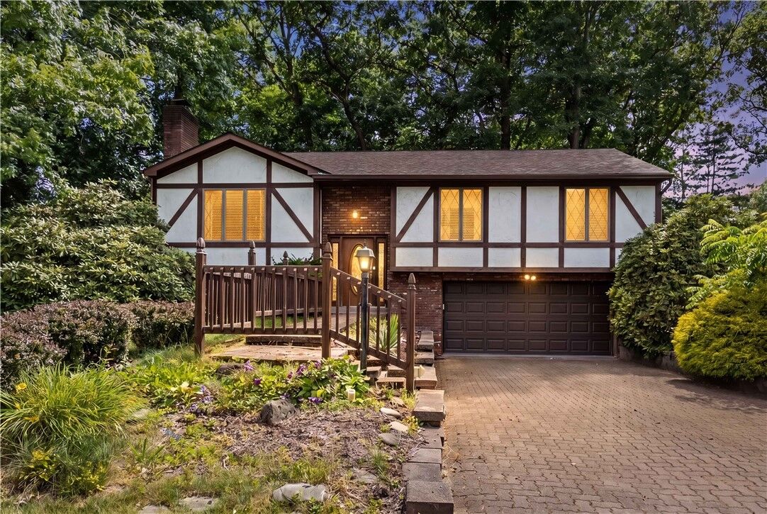 Property Photo: 1721 Grove Crest Dr PA 15239