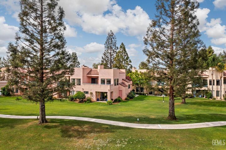 Property Photo: 14500 Las Palmas Drive 22 CA 93306