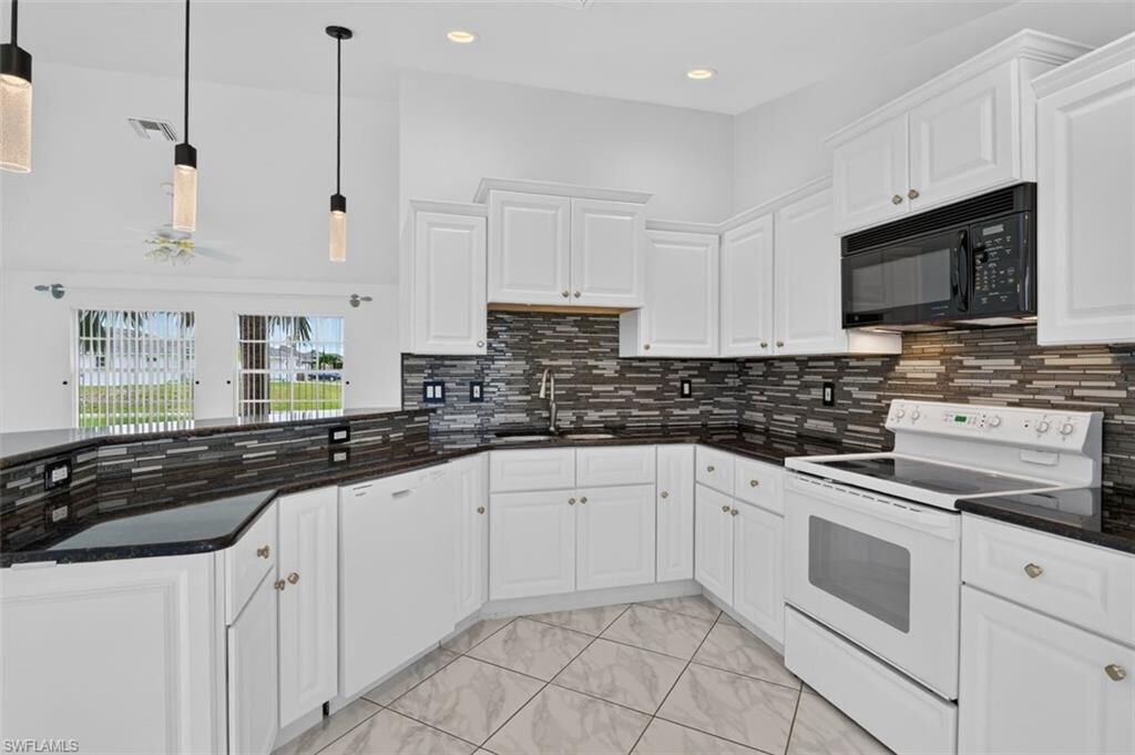 Property Photo:  827 SW 29th Ter  FL 33914 