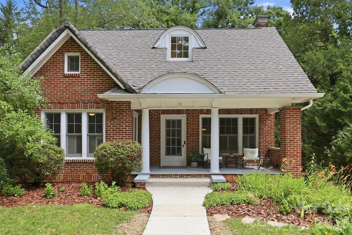 Property Photo:  23 Warwick Place  NC 28804 