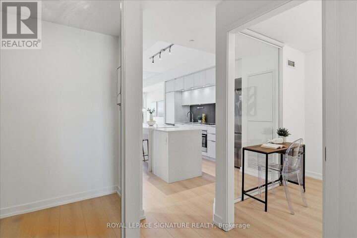 Property Photo:  170 Sumach Street 1807  ON M5A 0C3 