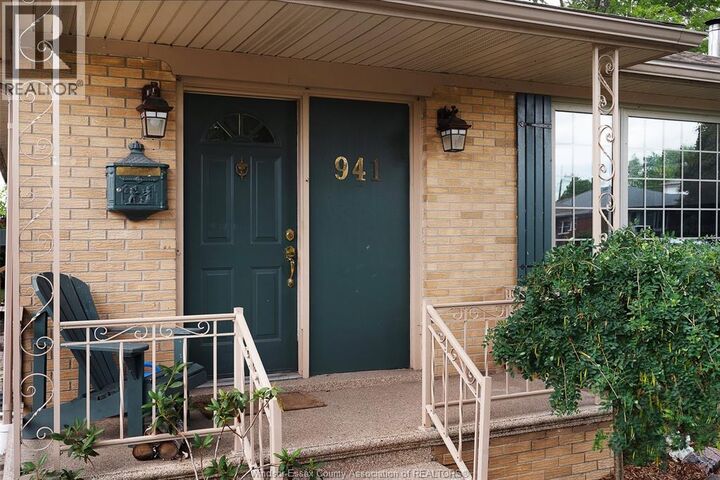 Property Photo:  941 Westchester  ON N8S 3Y8 
