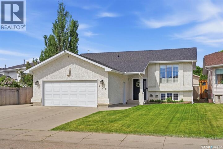 Property Photo: 207 Sumner Crescent SK S7L 7L7