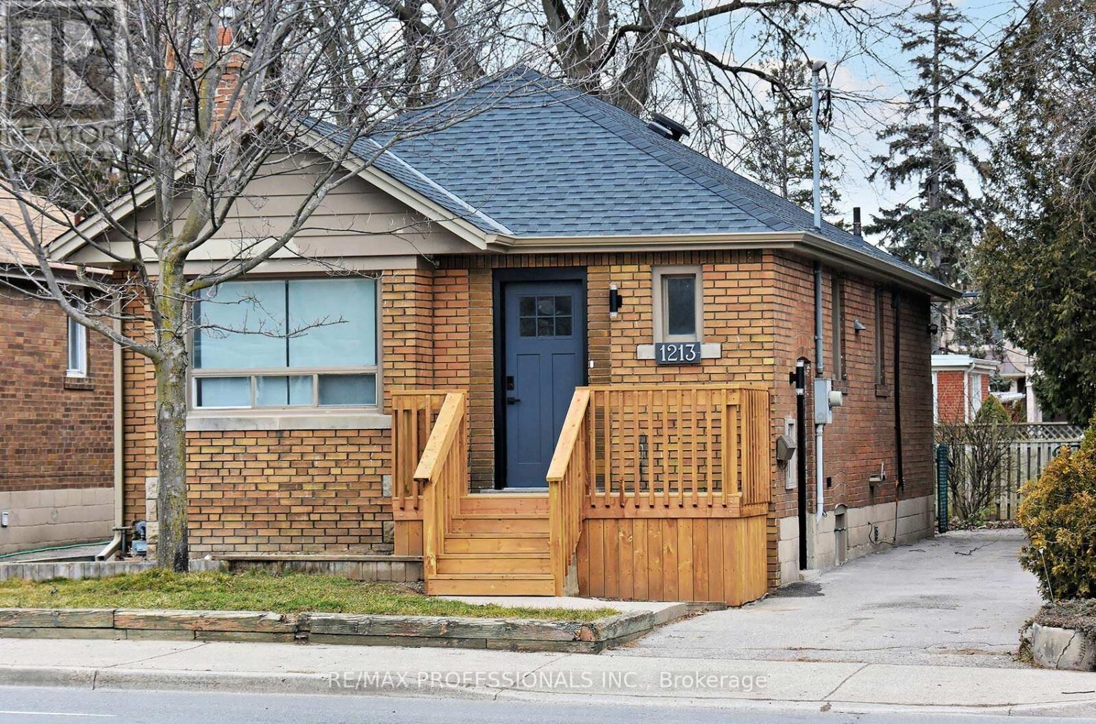 Property Photo: 1213 Islington Avenue ON M8Z 4T2
