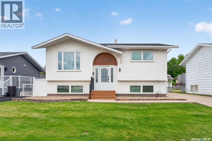 Property Photo: 1470 Sioux Crescent SW SK S6H 7H6