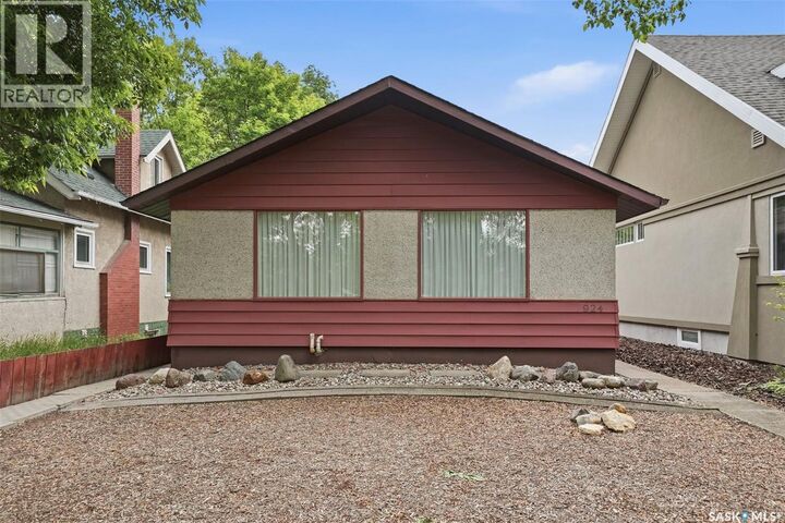 Property Photo: 924 9th Avenue N SK S7K 2Z4