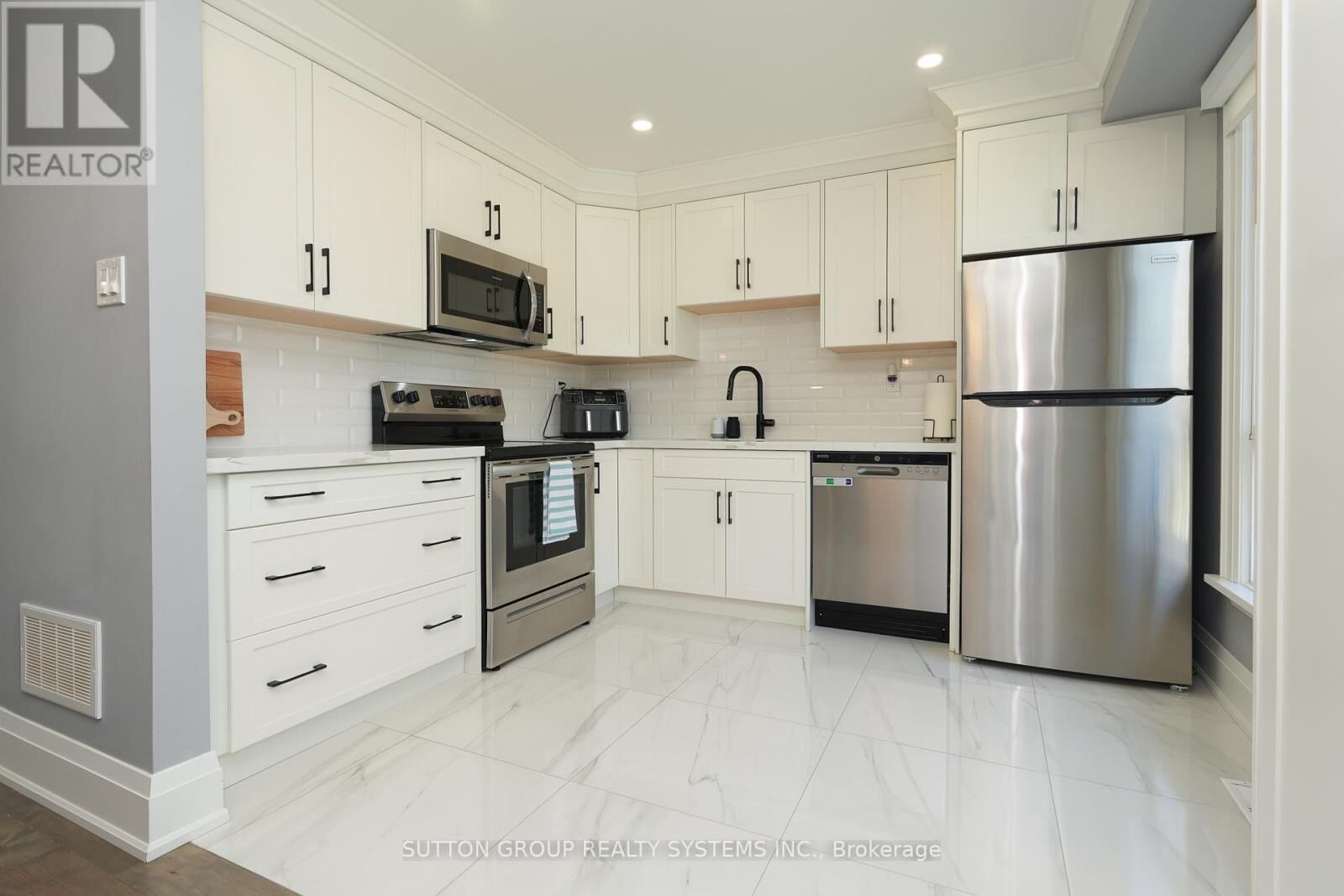Property Photo:  70 Courtleigh Square  ON L6Z 1J3 