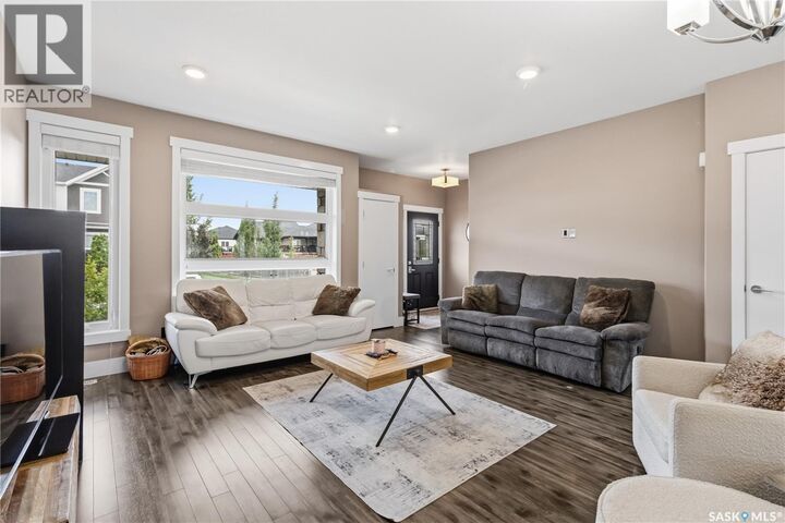 Property Photo:  527 Kloppenburg Crescent  SK S7W 0P1 