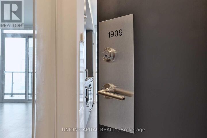 Property Photo:  87 Peter Street 1909  ON M5V 0P1 