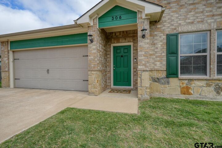 Property Photo:  306 Ruffin Road  TX 75147 