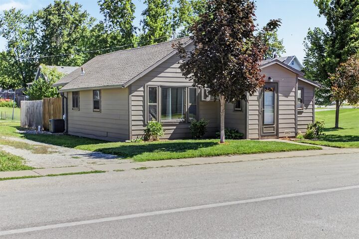 Property Photo: 1017 Giddings Street IA 50134