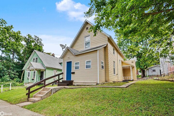 Property Photo: 402 May Avenue IA 52601