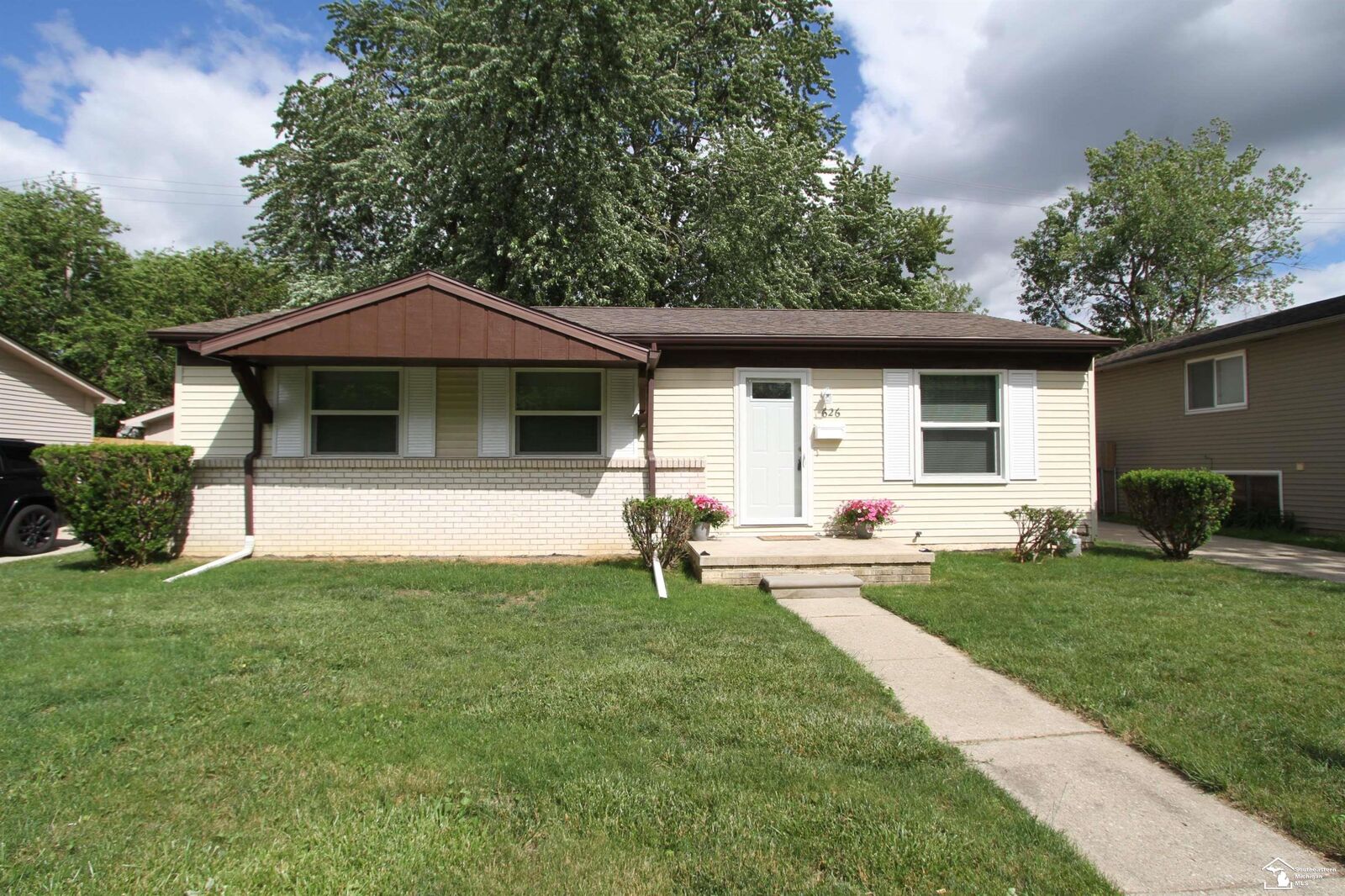 Property Photo:  626 John Rolfe Drive  MI 48162 