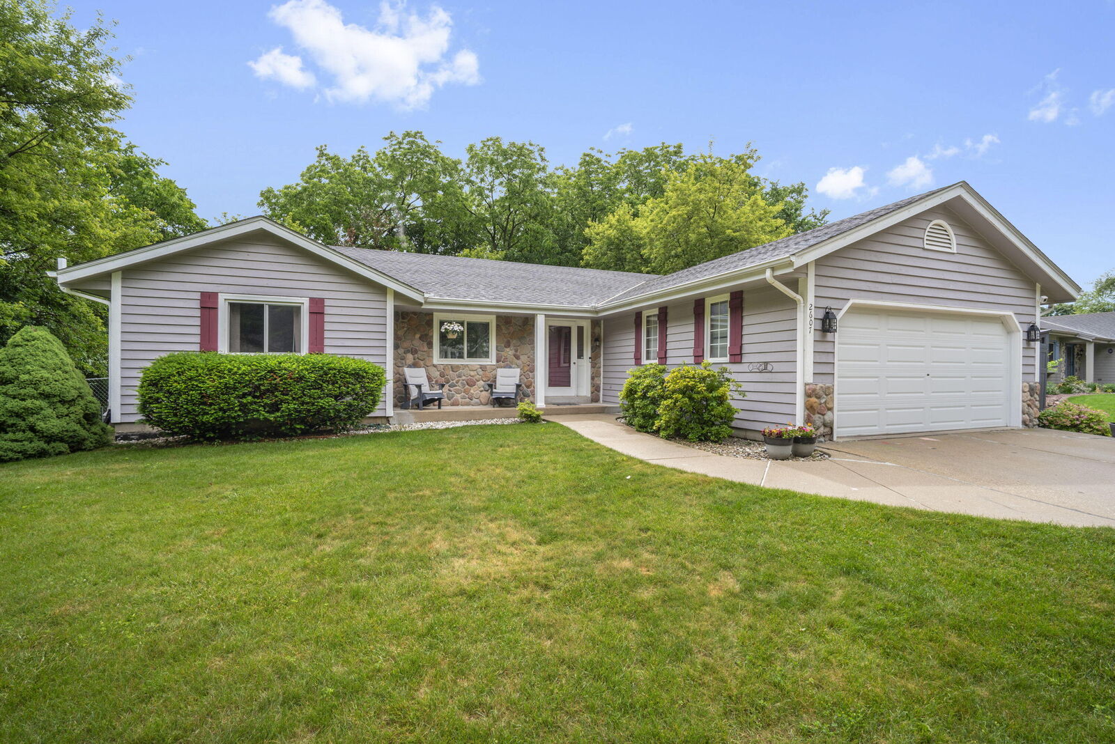 Property Photo: 2607 Lancaster Dr WI 53188