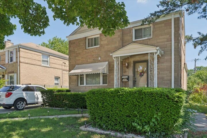 Property Photo: 2625 Westbrook Drive IL 60131