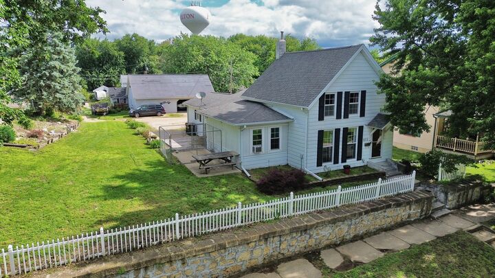 Property Photo:  815 10th Avenue  IL 61252 