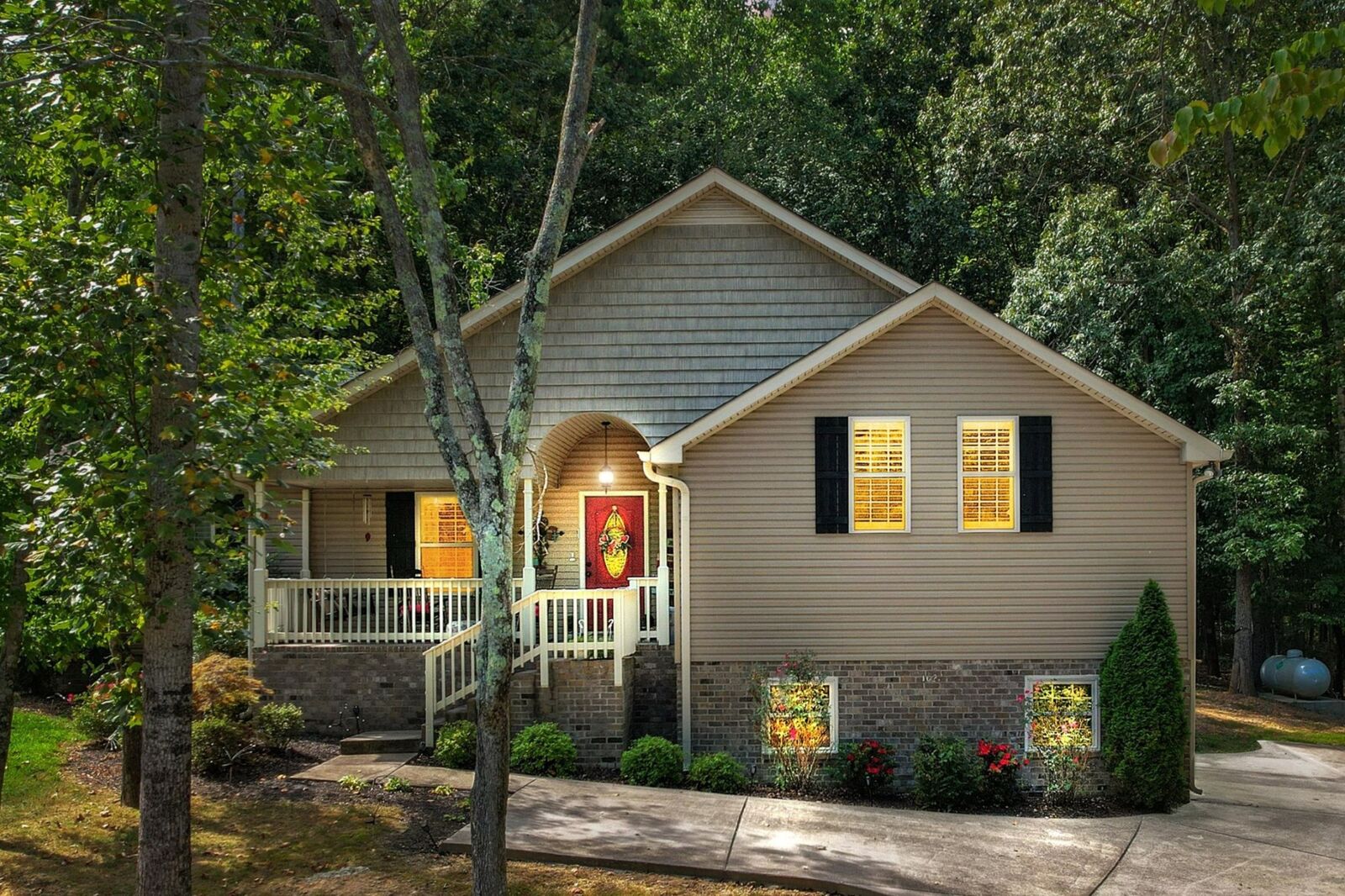 Property Photo: 1021 Goldfinch Trl TN 37148