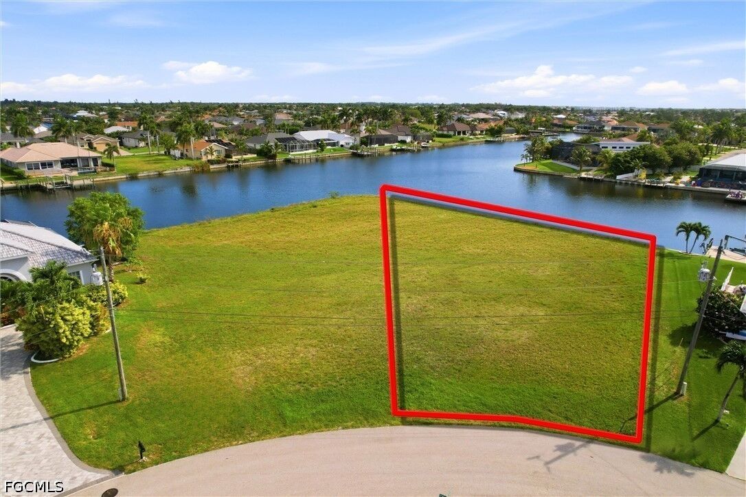 Property Photo:  3021 SW 27th Place  FL 33914 