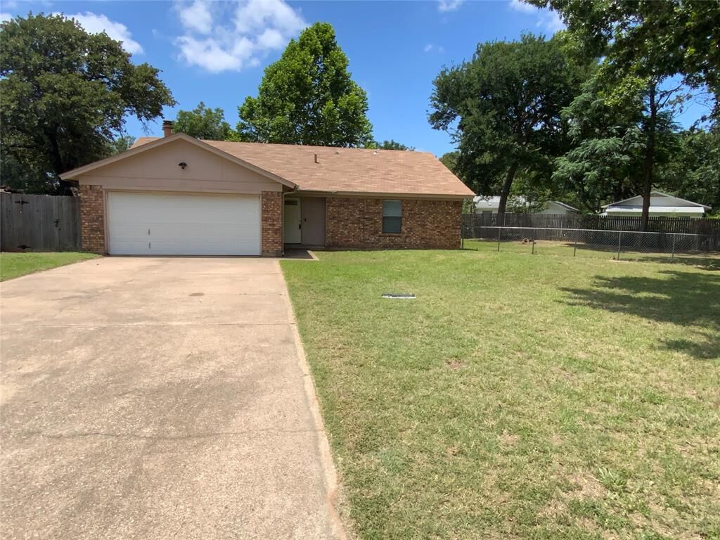 Property Photo: 7512 Lisa Court TX 76112