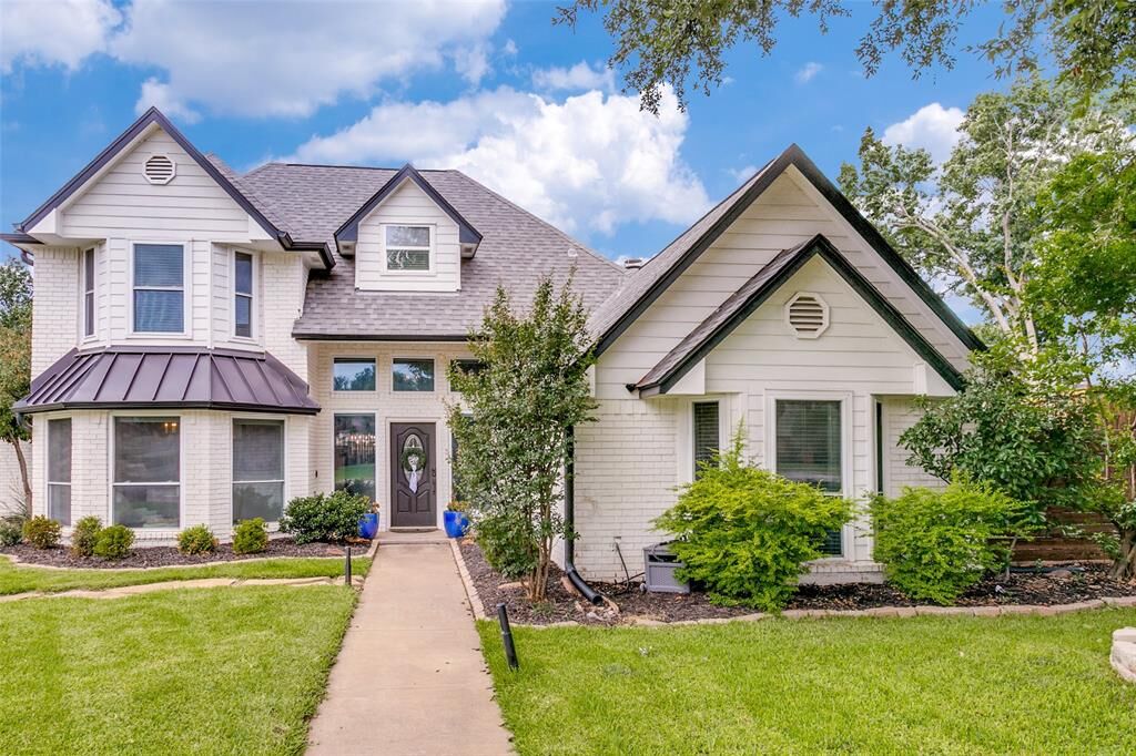 Property Photo: 5 Rushing Creek Court TX 76262