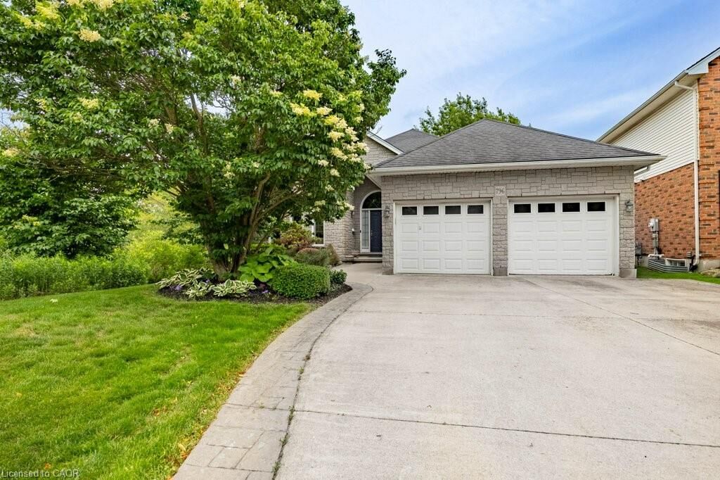 Property Photo: 796 Springbank Avenue N ON N4T 1T5