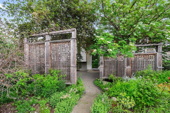 Property Photo:  2708 48 Street NE  AB T1Y 1H1 