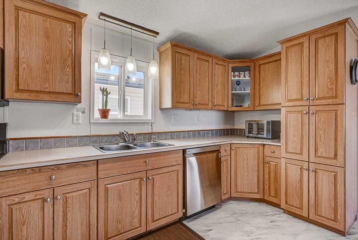 Property Photo:  653 Carley Close  AB T8W 5K5 