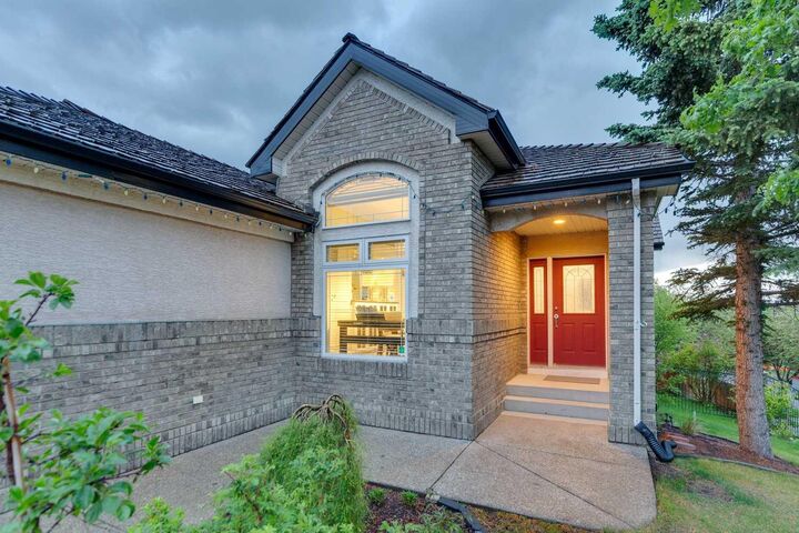Property Photo: 5 Royal Crest Terrace NW AB T3G 4M3