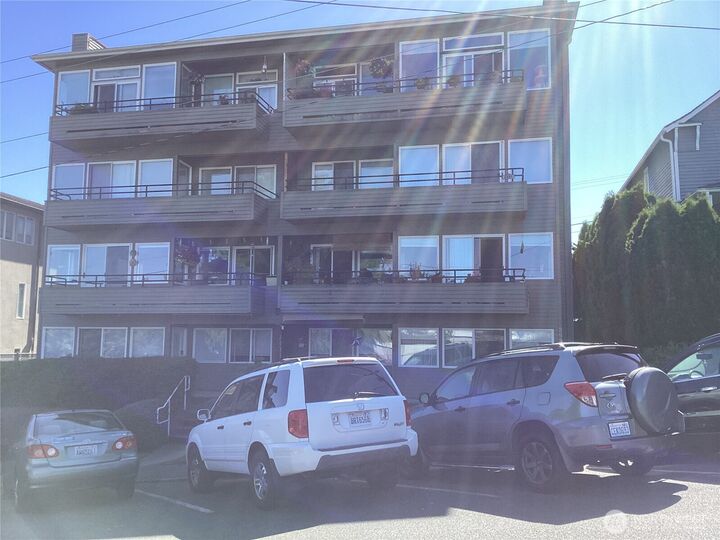 Property Photo:  2921  Federal Avenue 302  WA 98201 